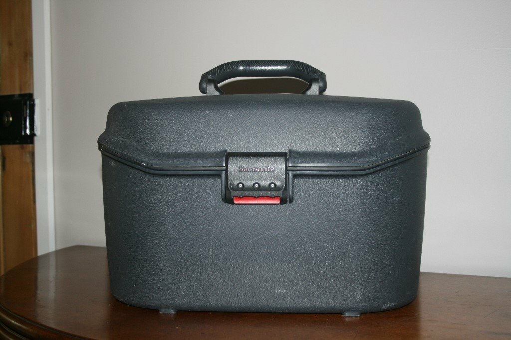 samsonite vanity bag