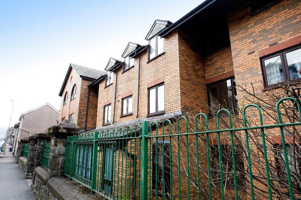 1 bedroom retirement flat (lower floor flat) in pentre, rct in Pentre