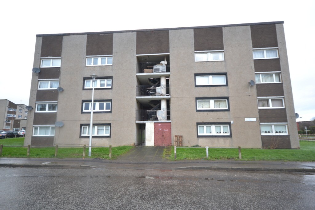 3 bedroom flat in Calder Gardens, Calder, Edinburgh, EH11 4LF in