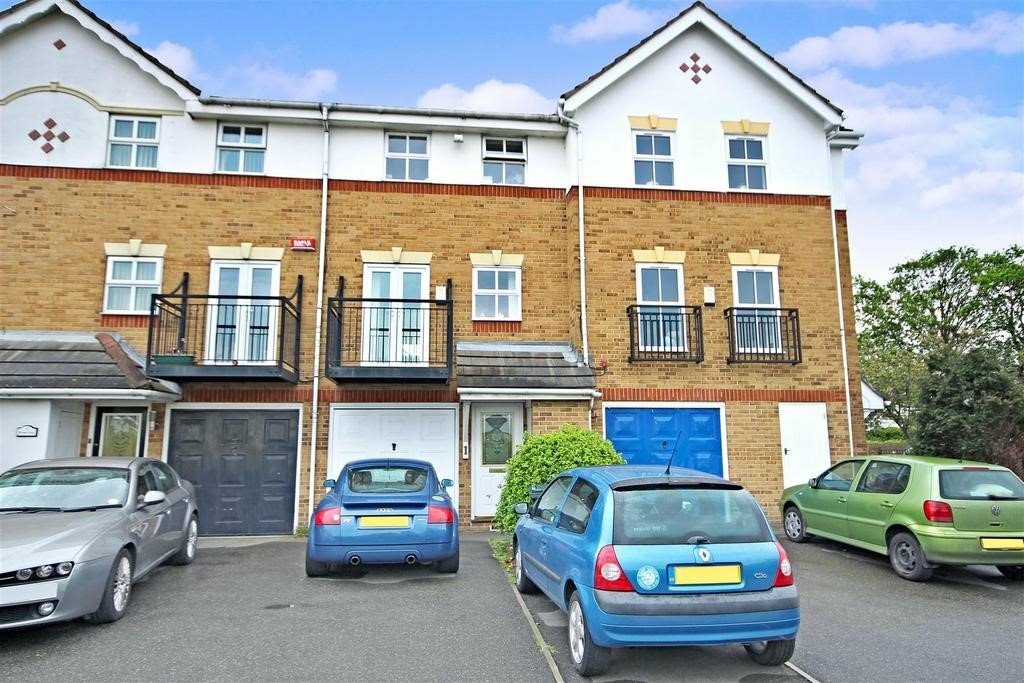 2 BEDROOM HOUSE WITH PARKING AND A GARDEN VERY CLOSE TO GREENHITHE