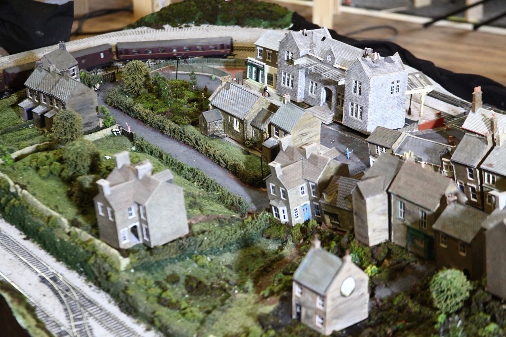 Model Railway Layout Set - 8 foot X 4 foot OO Gauge - two tracks ...