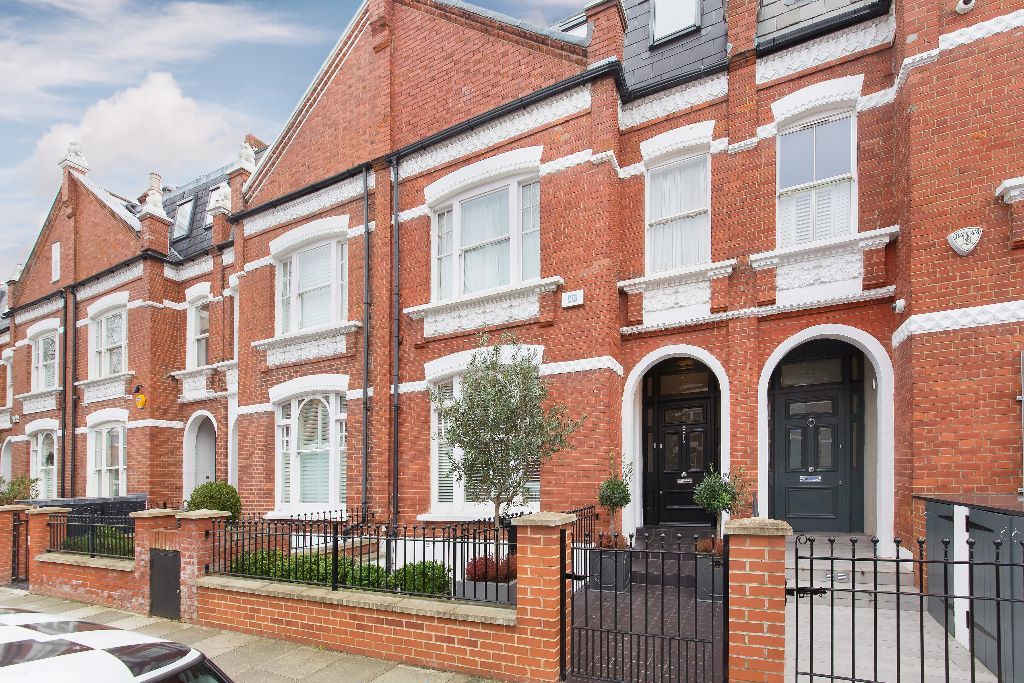 Quarrendon Street Magnificent Fully Extended 'Nichols Lion' House in