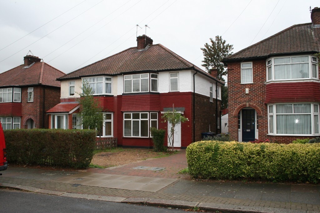 Refurbished 3 bedroom house in the popular Golders Green Estate in