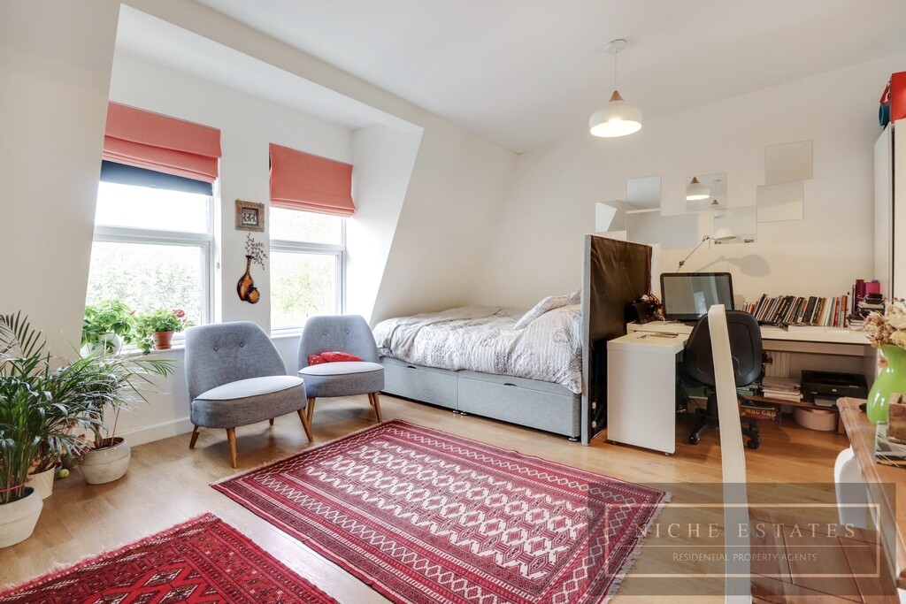 Studio flat in High Road, East Finchley, London, N2 SELF CONTAINED