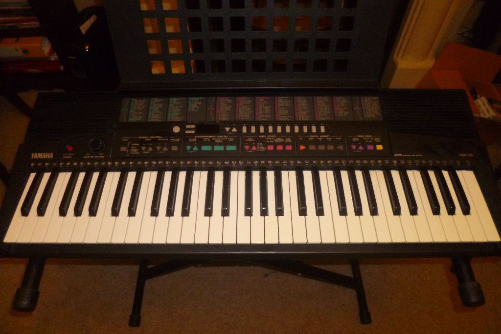 Yamaha PSR215 Electric Keyboard With Stand In Good Condition £50