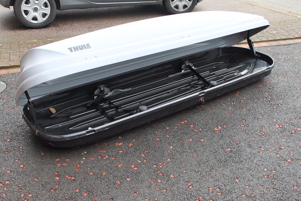 Thule Roof Box (460L) Thule Aero Bars and Rack Feet (757) Suitable