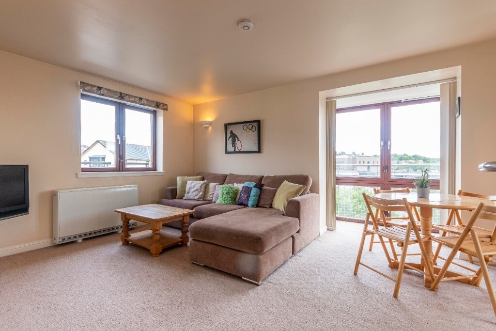 Bright and modern, 2 bedroom, 2nd floor flat with private parking near