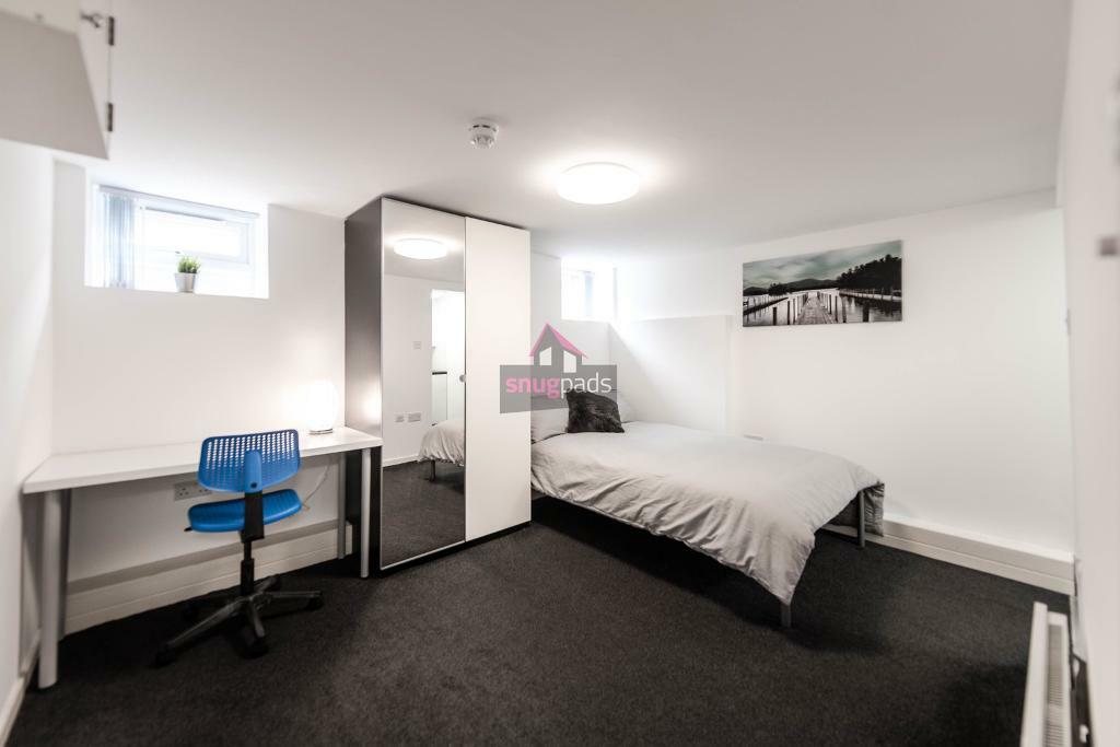 Modern bedsit room with own kitchen Nr Salford Royal Hospital in