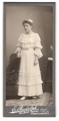 Fotografie E. Rudolph, Hof, Lorenzstr. 3, Portrait Dame im weißen Kleid an eine 
