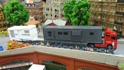 semi remorque chef monteur + caravane Laurent cirque Bouglione ech 1/87 HO H0