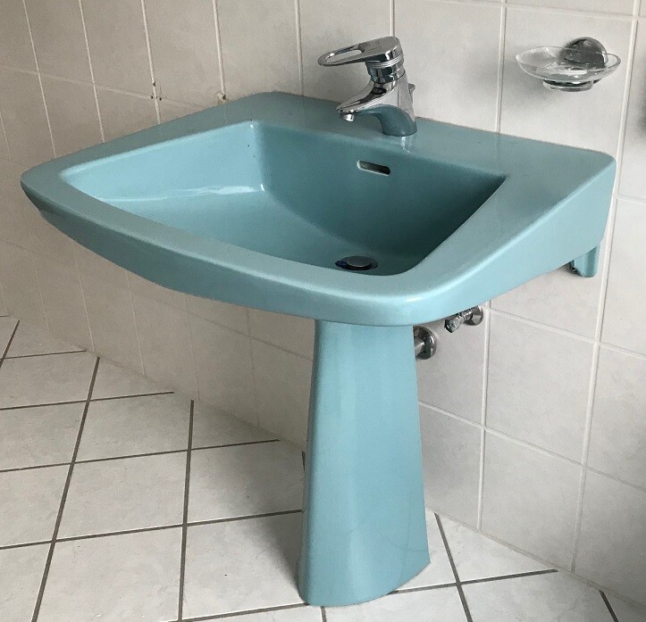 Blaues Waschbecken mit Standfuß Spülkasten und Toilettenbecken