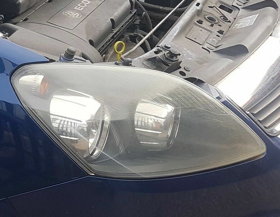 Vauxhall Zafira B Right Side Headlight 2006 in Luton, Bedfordshire