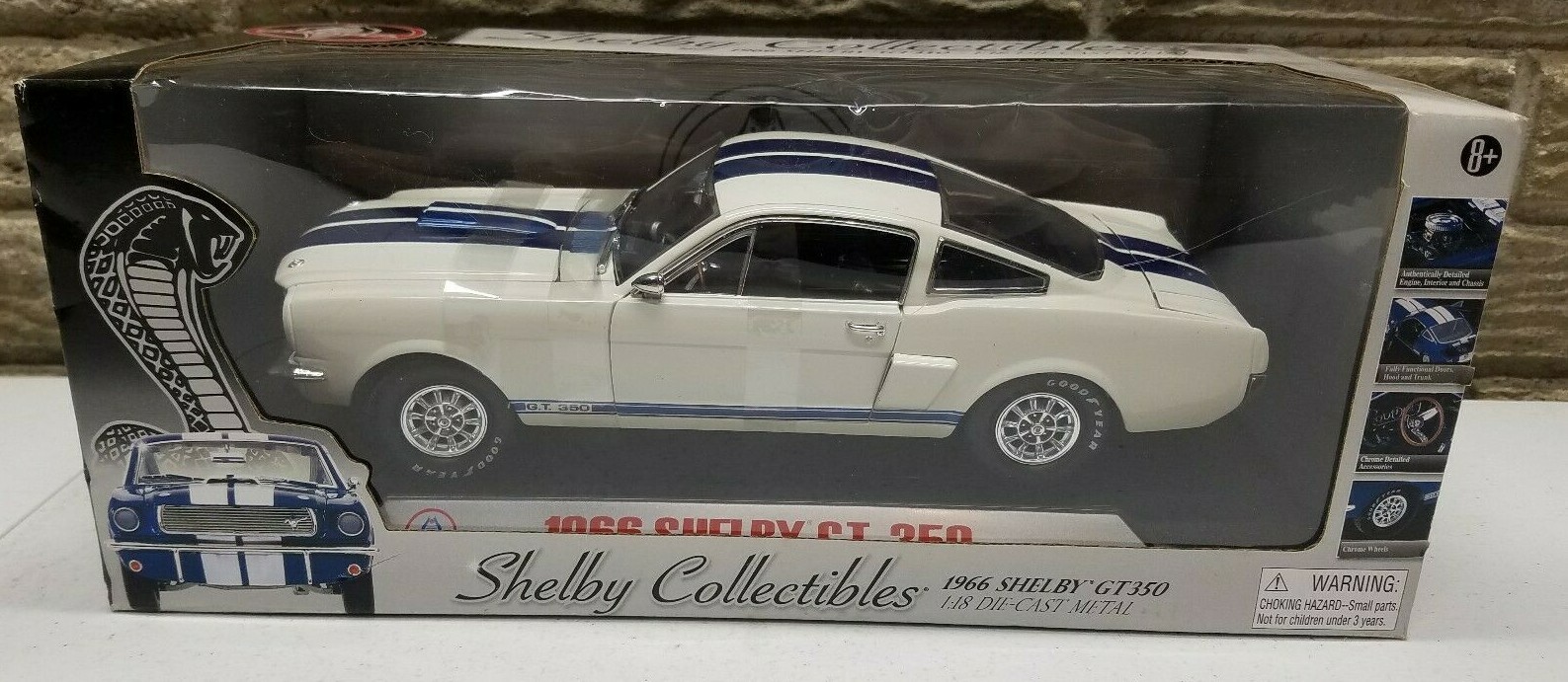 1966 Shelby GT350 ミニカー1/18 1966 Hertz Shelby GT350H 1:18-Scale Diecast Car With Candy