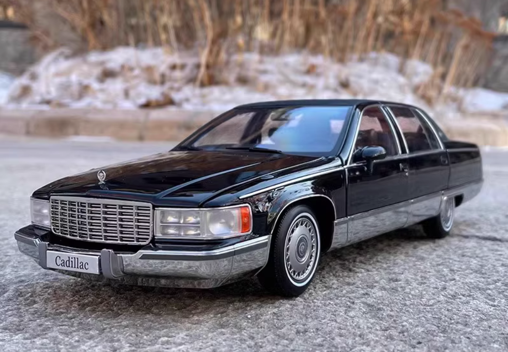 Cadillac Fleetwood Brougham キャデラック 1/18 1/18 ModelCarGroup 1982 Cadillac Fleetwood Brougham (Dark