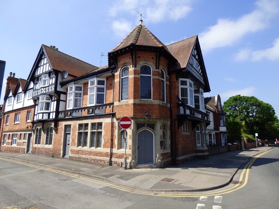 Stunning ground floor, 2 bedroom apartment in the Bailgate. Original