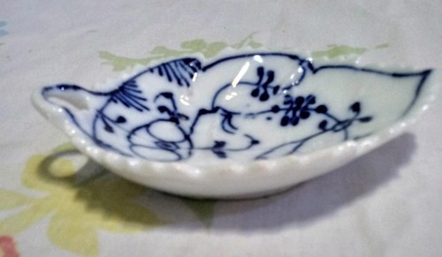 Leaf Shaped Flow Blue Tea Bag Dish
