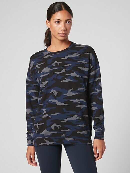 

ATHLETA Studio To Street Толстовка с принтом , маленький размер | Camo Lux Синий Черный НОВИНКА, Multicolor