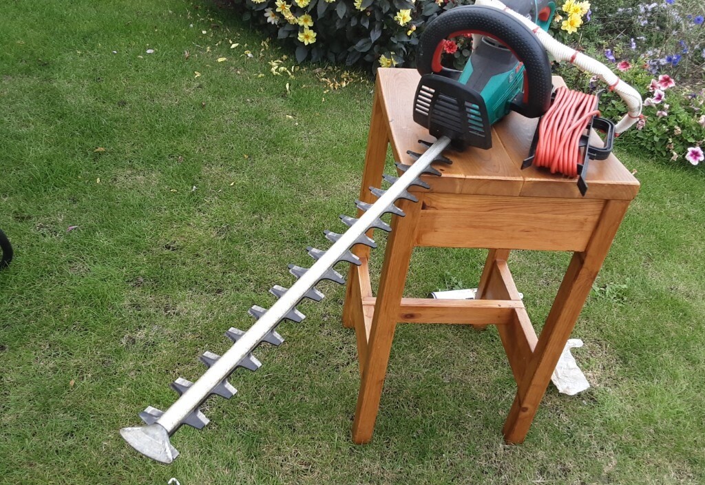 Bosch 65cm blade Hedge and shrub trimmer. in Burwell, Cambridgeshire