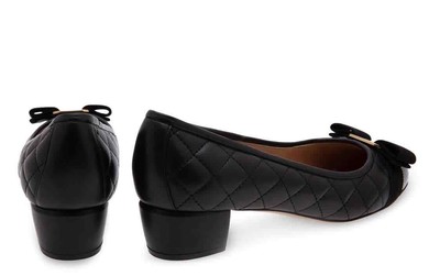 Pre-owned Ferragamo Salvatore  Quilted Vara Bow Pumps In Black