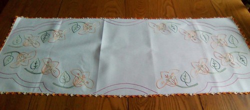 PRETTY VINTAGE RUNNER ~ HAND EMBROIDERED ~ FLORAL DESIGN ~ 16