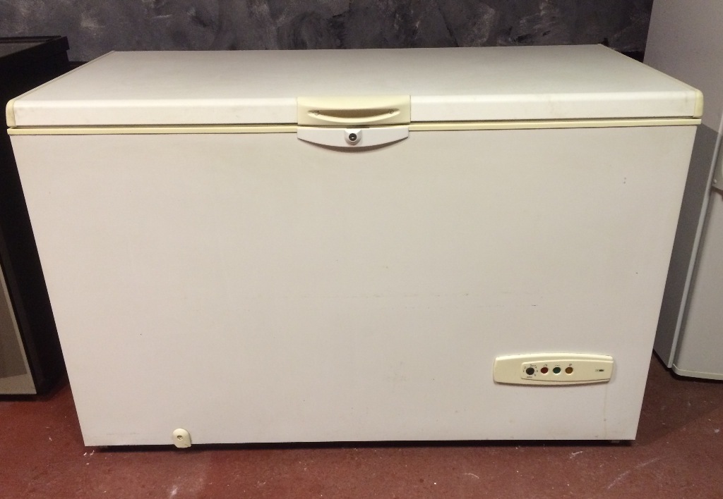 LARGE WHIRLPOOL AFG 543C/H CHEST FREEZER (400 LITRES CAPACITY) in