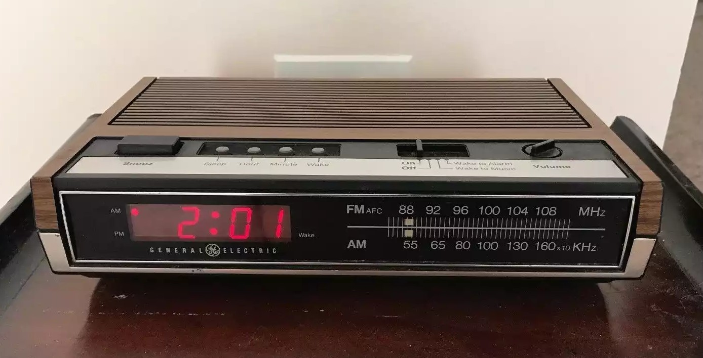 Vintage General Electric AM-FM Alarm Clock Radio Model 7 Vintage General Electric AM-FM Alarm Clock Radio Model 7
