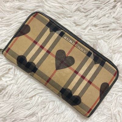 Burberry sales heart wallet