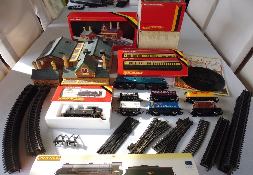 Hornby Model Railway Items for Sale as a Job Lot Please read full
