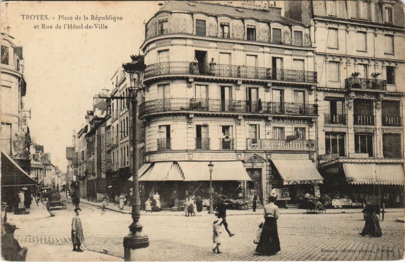 Cpa Troyes Place De La Republique Rue De L'Hotel De Ville (928331)