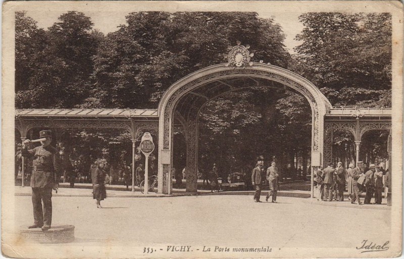 Cpa Vichy La Porte Monumentale (1220593)