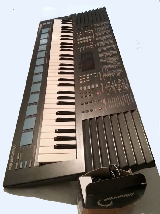 Yamaha Portasound PSS680 Vintage FM Synthesizer Portable Keyboard with
