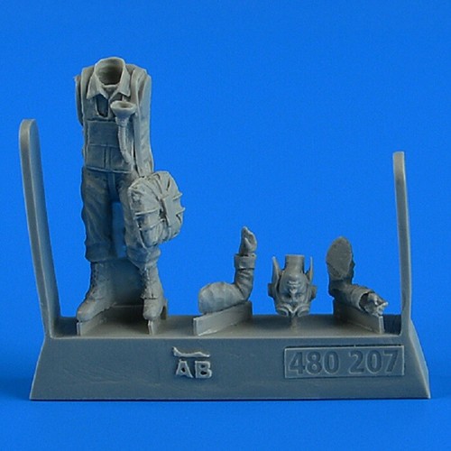 aires 480207  1/48 USAF WWII Pilot w/Parachute