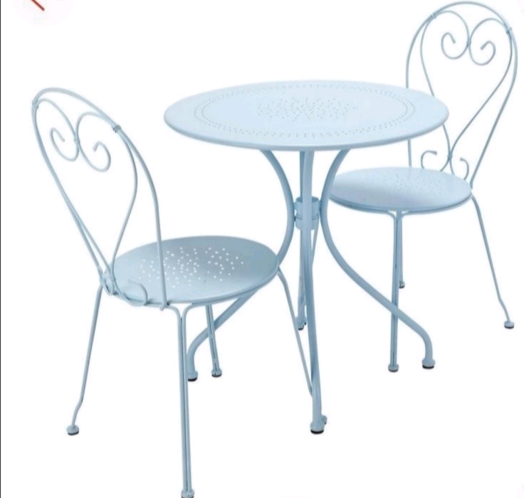 Garden Outdoor patio metal Table with 2 Chairs only £75. Real Bargains