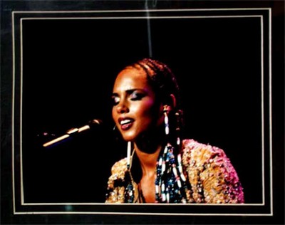 ALICIA KEYS ORIGINAL LAS VEGAS SHOW SIGNED PHOTO WITH SET OF STAGE IMAGES