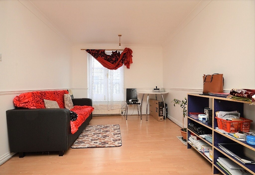  Spacious 1 Bed Flat with Living Room Mile End/Stepney Green DSS