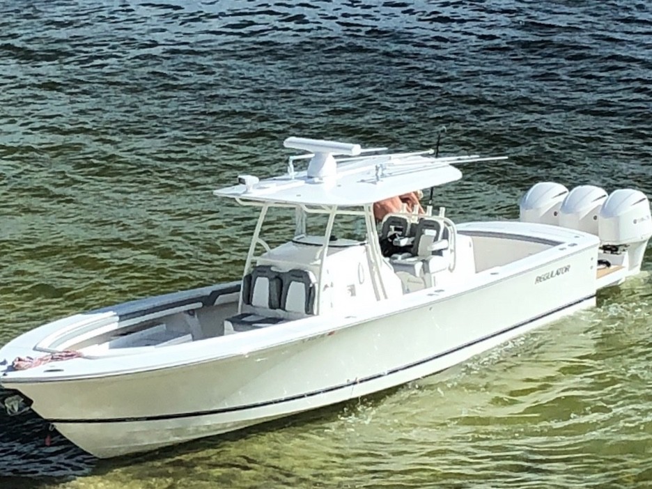 2018 34 Regulator Triple 300hp Center Console Like New