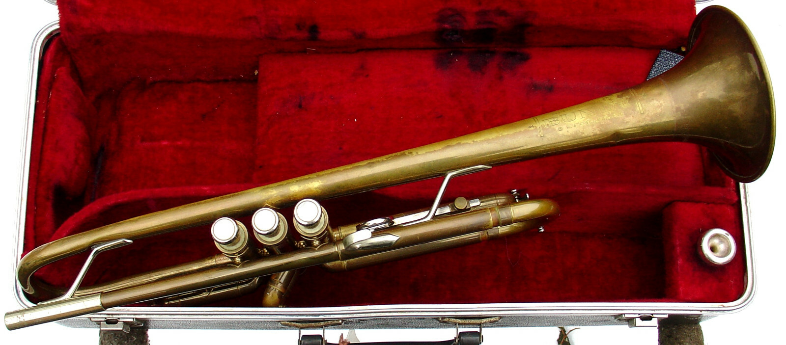 Older BUNDY trumpet w/ mouthpiece and hard shell case.