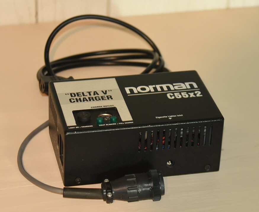 Norman 400B flash unit- working in very good condition (includes fasteners)