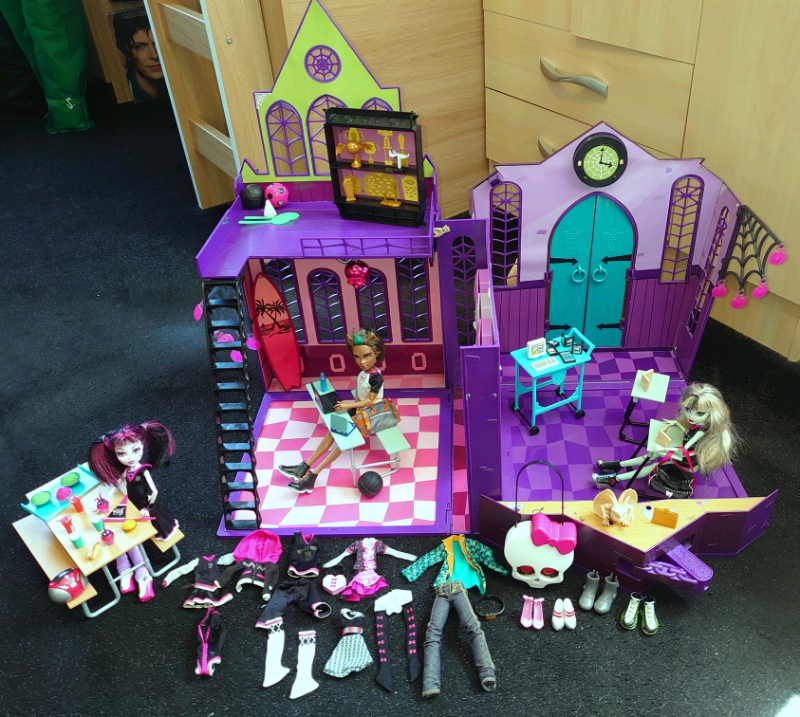 Monster High Original School Playset with 3 Dolls, Furniture & Clothes