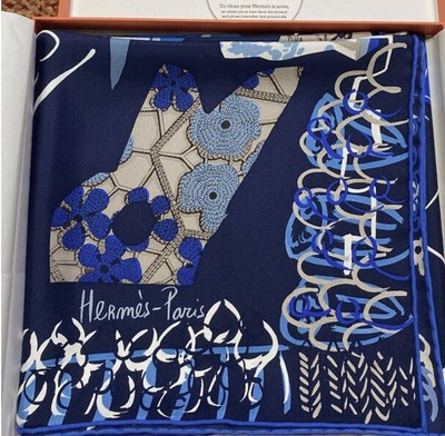 Unused w/box HERMES Carre 90 La maison des oiseaux parleurs Bird Silk Scarf 90cm
