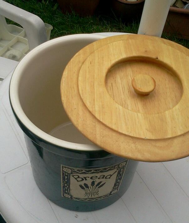 Ceramic bread bin crock, with pinewood lid/breadboard, vgc in Rhyl, Denbighshire Gumtree