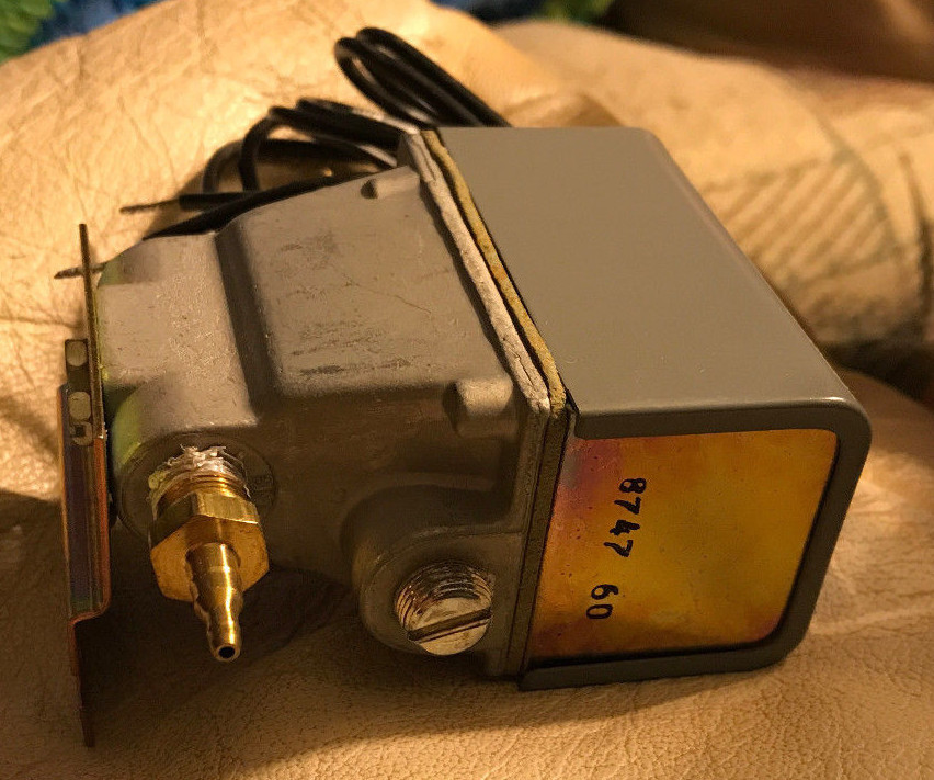 JOHNSON CONTROLS V11HAA-100  THREEWAY AIR VALVE