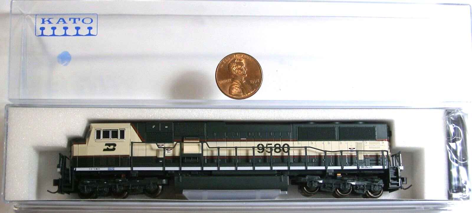 Kato N Scale Model RR Diesel Locomotive 176-6501 SD70MAC