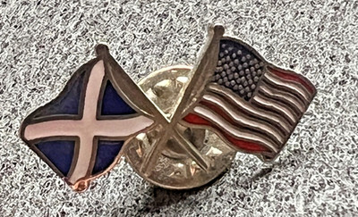 VINTAGE SCOTTISH SALTIRE & AMERICAN STARS N STRIPES FRIENDSHIP FLAGS PIN BADGE