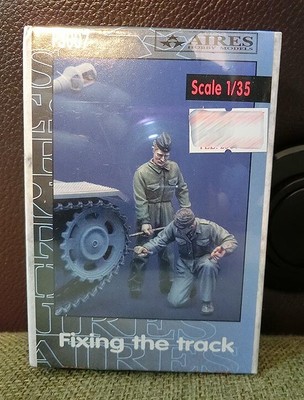 1:35 AIRES F3007 Fixing the track Resin Figures Kit