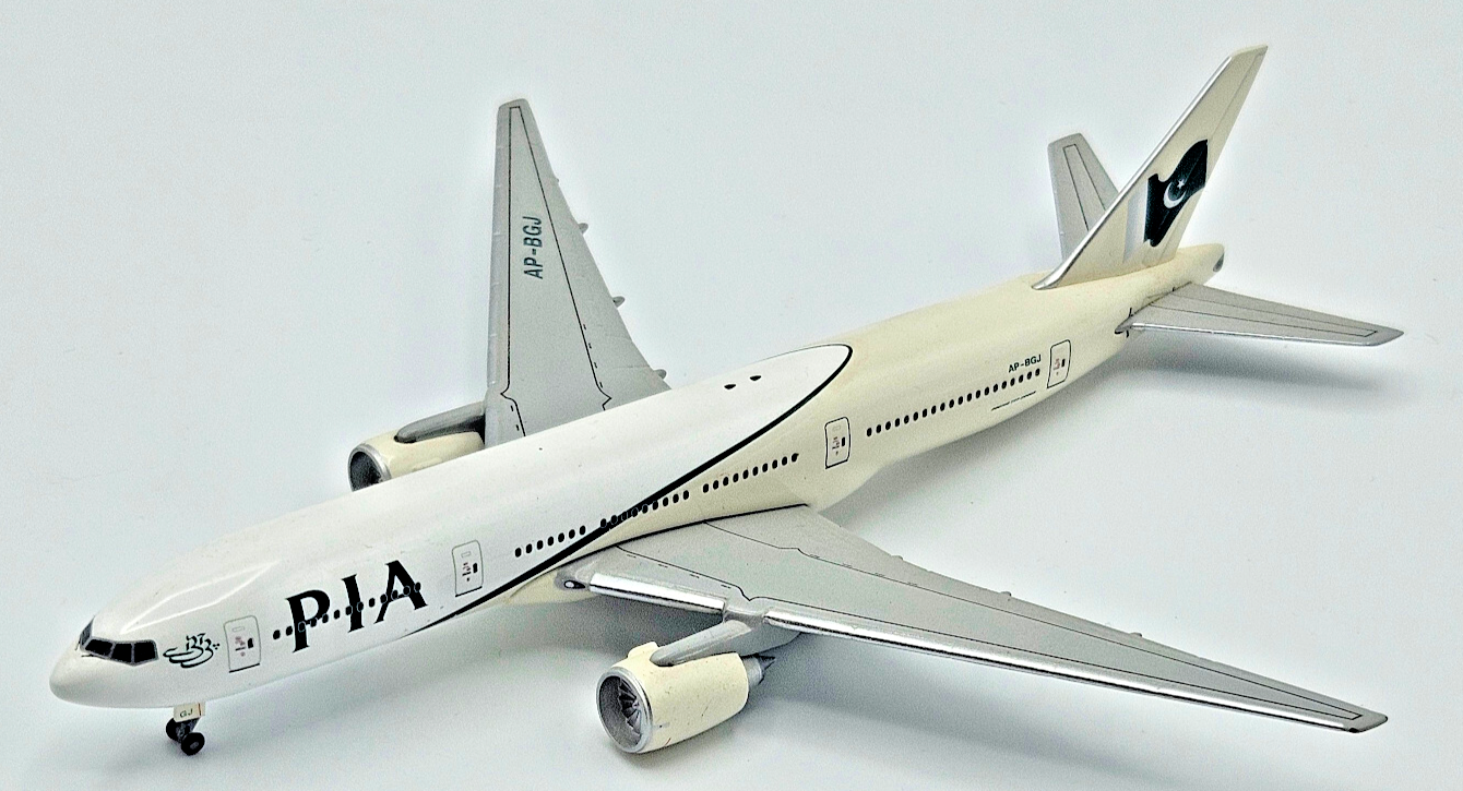 嵐ジェット　BOEING 777-200 scale 1:200 Hasegawa 1/200 BOEING 777-200 DEMONSTRATOR Model Kit 10857 w
