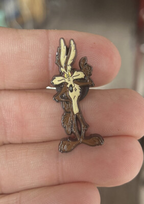 Wylie Coyote Looney Tunes enamel pin NOS Comedy retro cartoon WB hat lapel