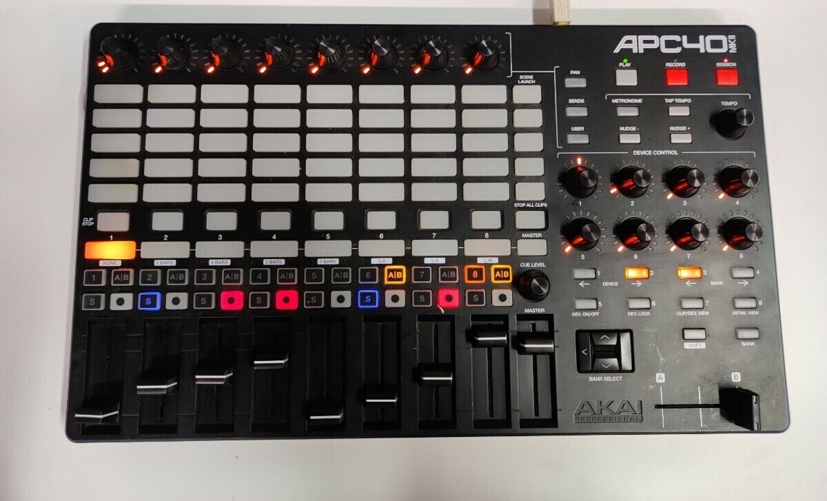 AKAI APC40 MKII MIDIコントローラー AKAI Professional APC40MKII - USB MIDI Controller for Mac