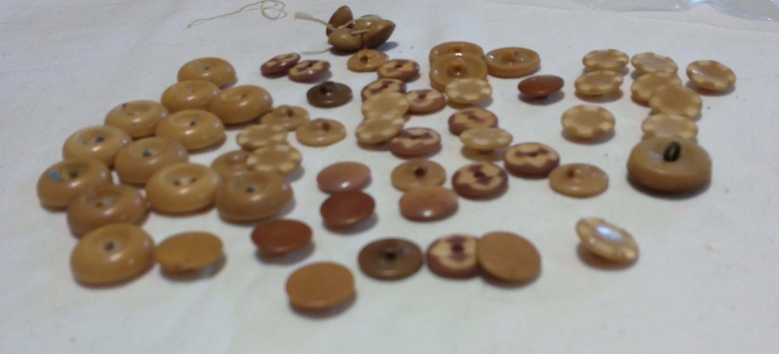 ANTIQUE ASSORTMENT BEIGE TO BROWNISH BUTTONS 1930's