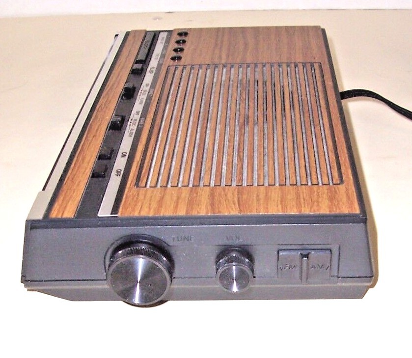 GE #7-4636C Alarm Clock / AM/FM Radio Red Fluorescent Wood Grain Case Tests OK